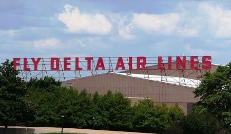 800px-Delta_World_HQ_-_Fly_Delta_Air_Lines_sign